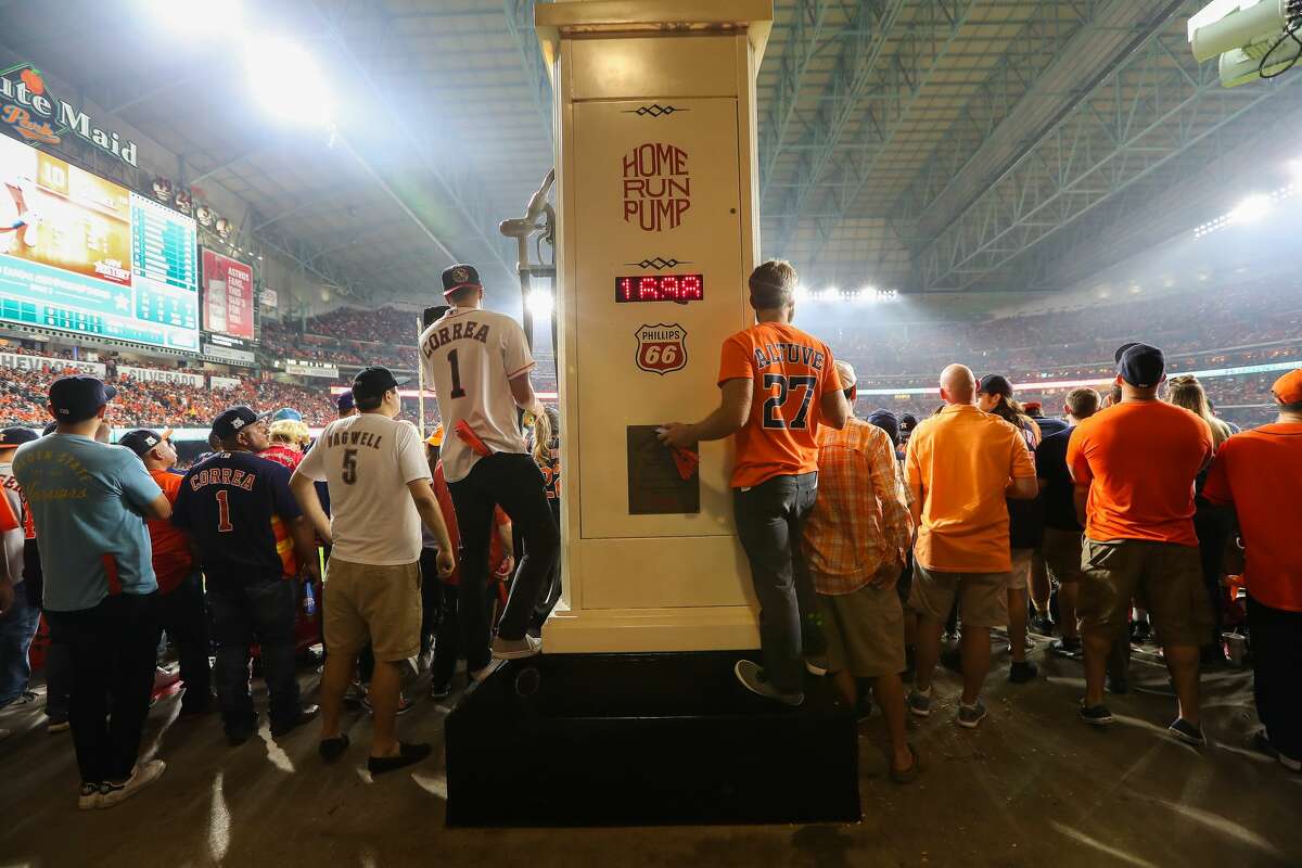 PHOTOS: A look at Astros fans crammed into Minute Maid Park for Game 7 against the Yankees Fans try to get a good look at the action during the ALCS Game 7 Saturday, Oct. 21, 2017, in Houston. ( Steve Gonzales / Houston Chronicle ) Browse through the photos above for a look at Astros fans at Game 7 against the Yankees.