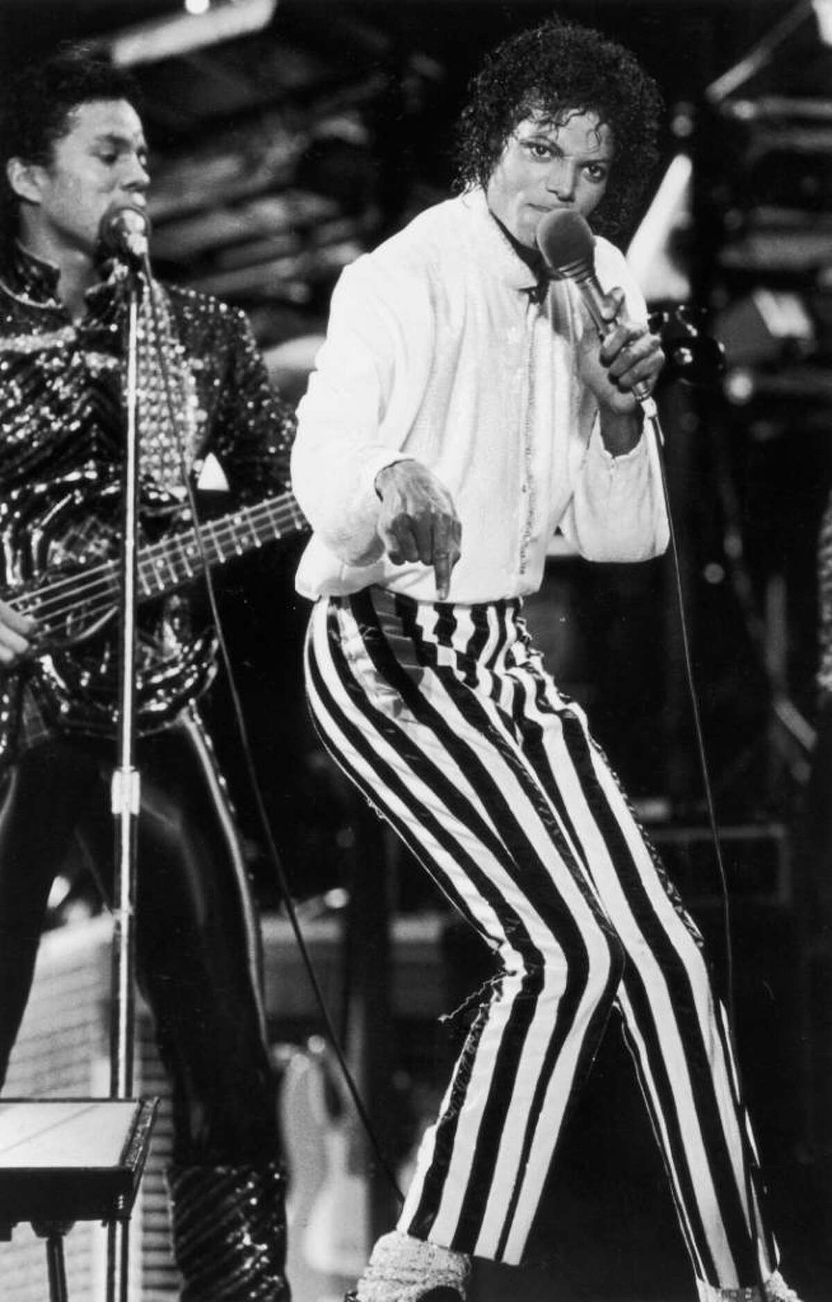 KANSAS CITY - JULY 6 : Michael Jackson of the Jackson Five performs on stage during the Jackson 5 Victory Tour at Arrowhead Stadium,Kansas City on the 6th of July 1984.(Dave Hogan/Getty Images)UK NEWSPAPERS OUT WITHOUT PRIOR CONSENT FROM DAVE HOGAN. PLEASE CONTACT SALES TEAM WITH ENQUIRIES