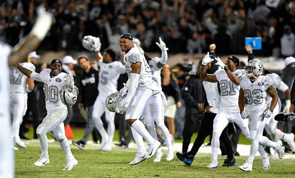 The Oakland Raiders team celebrates their 31-30 win over the Kansas City Chiefs during Thursday's football game at Oakland-Alameda County Coliseum on Oct. 19, 2017 in Oakland, Calif. (John Sleezer/Kansas City Star/TNS)