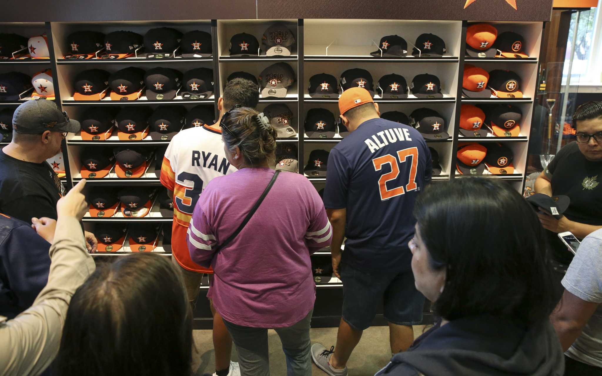 Despite supply chain challenges, Astros fans set new sales mark for World  Series merchandise - ABC13 Houston