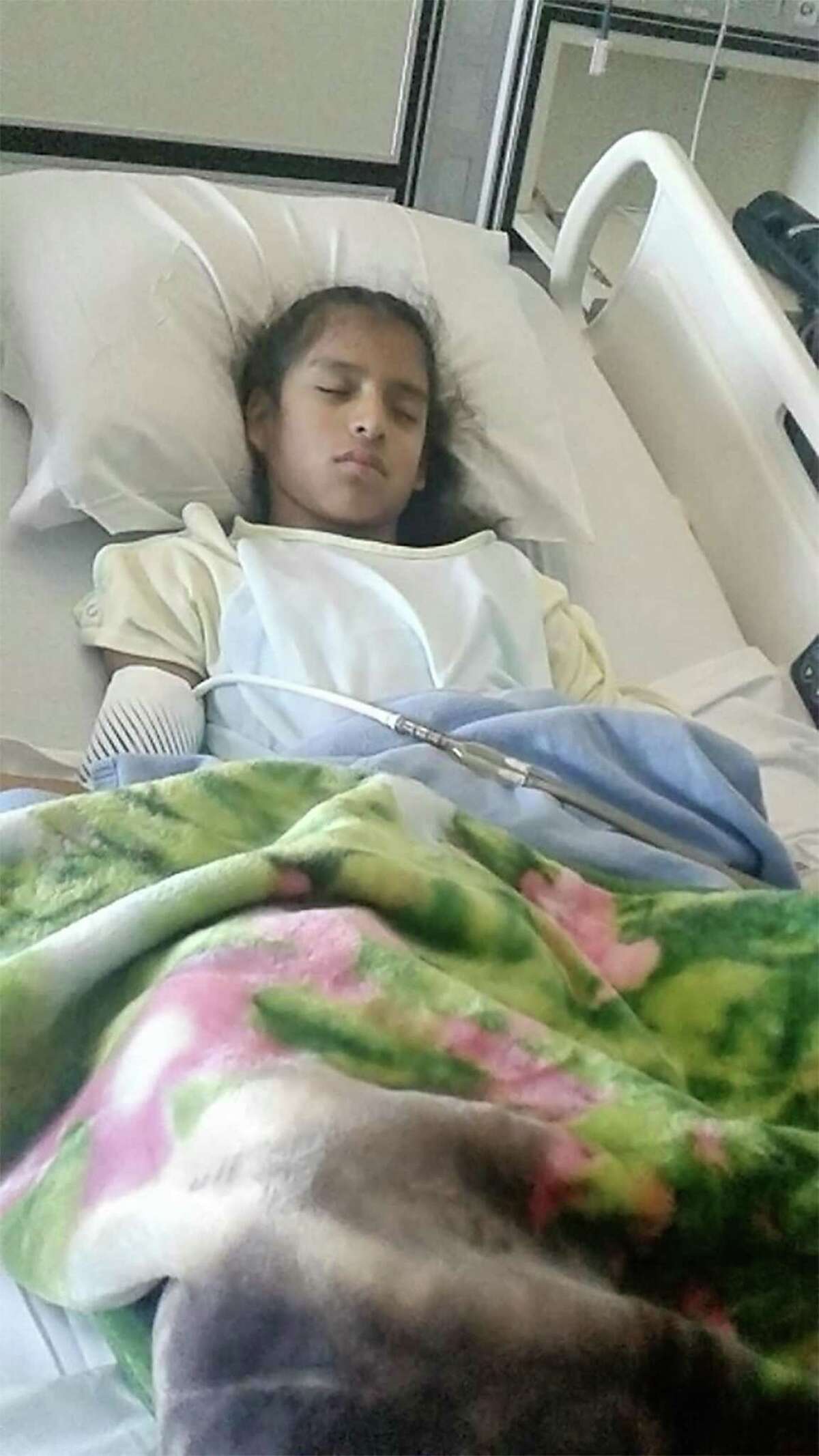 Rosemarie Hernández, de 10 años, yace en una cama de hospital en Corpus Christi después de someterse a una cirugía de vesícula biliar. Hernández no tiene estatus de inmigrante legal y podría ser enviada a un centro de detención después de ser dada de alta del hospital. Hernández fue diagnosticada con parálisis cerebral.