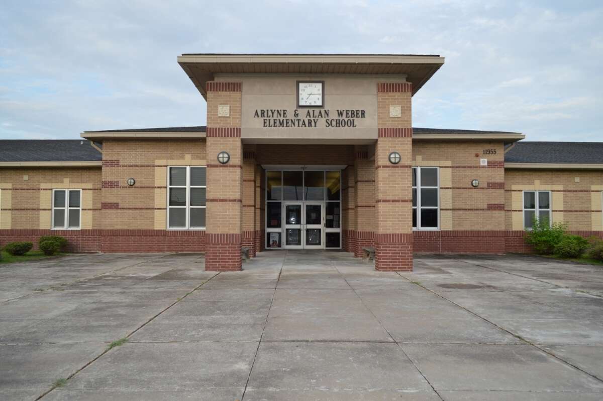 24. Arlyne & Alan Weber Elementary School - Clear Creek ISD U.S. rank: 681 Teachers in first/second year: 18.6 percent Student-teacher ratio: 15:1