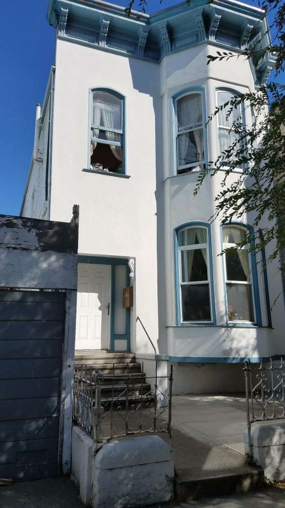 GALLERY: What can you rent in the Mission for $3k? A rare 2 bedroom for $3,000 (most are much more), this apartment is on Folsom between 24th and 25th, offering 975 square feet. Source: Craigslist.
