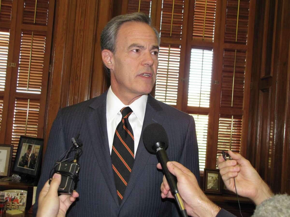 Texas Speaker of the House Joe Straus announces he won't run for re-election at a press conference.
