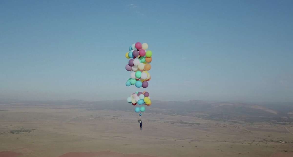 Video, photos Man flies for miles in a lawn chair buoyed by 100 helium
