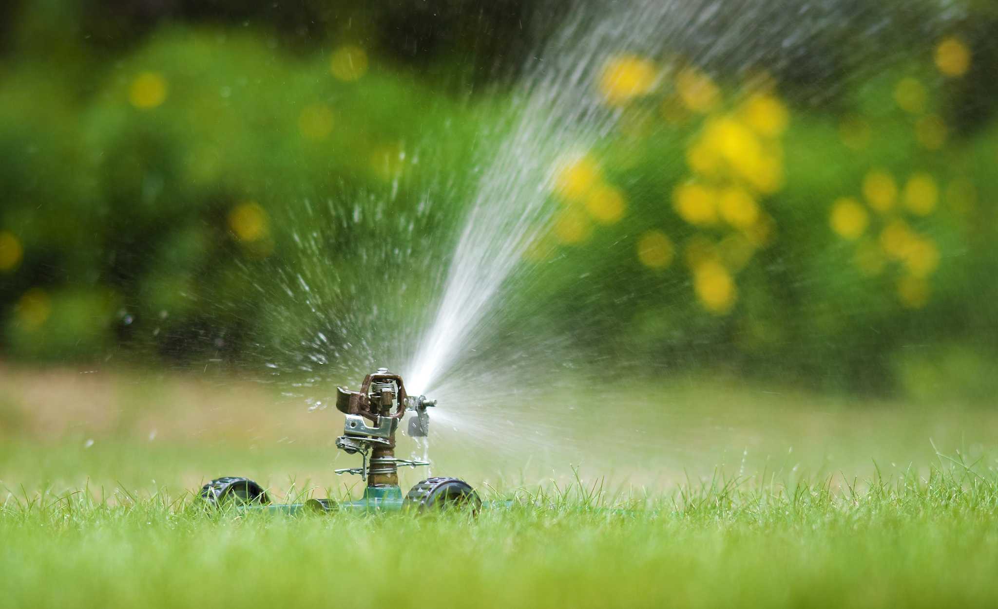 Полив газированной водой. Полив газона разбрызгивателем. Поливальные машины для полей. Technics of Spray Irrigation Systems. Газонная не требуется поливания.