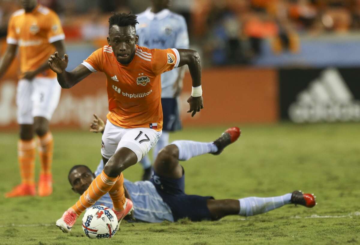 Houston Dynamo forward Alberth Elis (17) gets control of the ball during the first half of the first-round playoff MLS match at BBVA Compass Stadium Thursday, Oct. 26, 2017, in Houston. ( Yi-Chin Lee / Houston Chronicle )