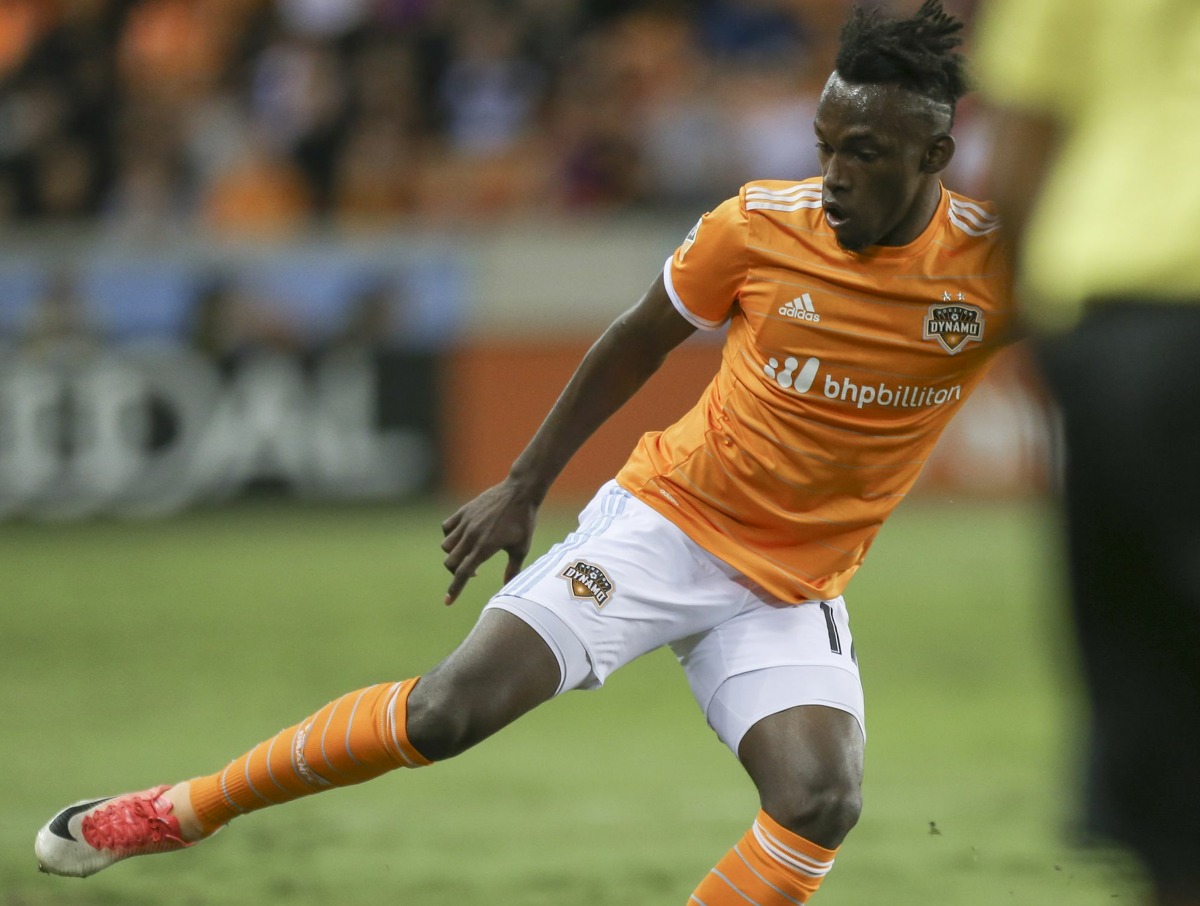 Houston Dynamo forward Alberth Elis (17) tries to keep the ball in-boun during the first half of the first-round playoff MLS match against the Sporting Kansas City at BBVA Compass Stadium Thursday, Oct. 26, 2017, in Houston. ( Yi-Chin Lee / Houston Chronicle )