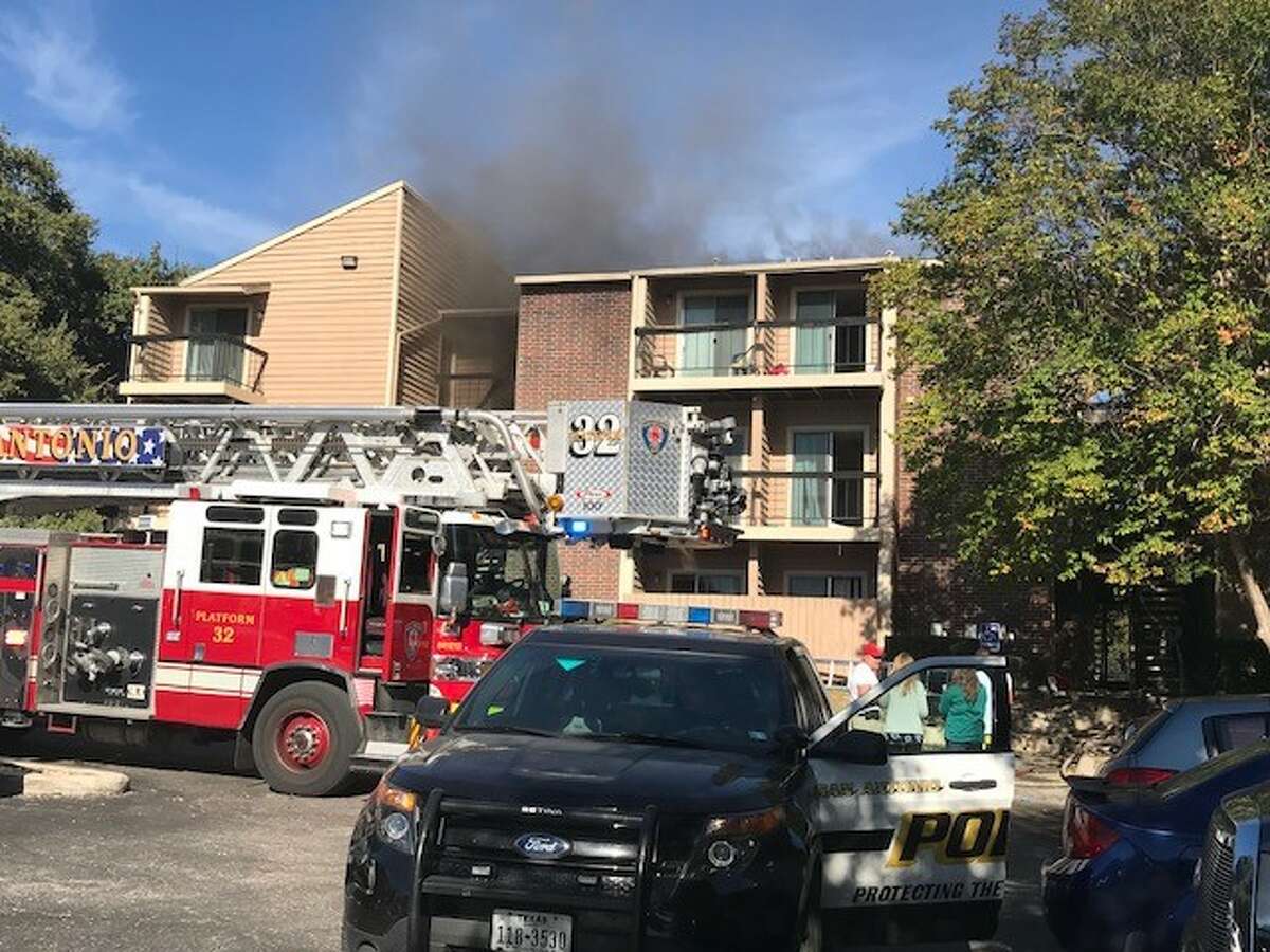 Fire sweeps through apartment complex on San Antonio’s Northwest Side