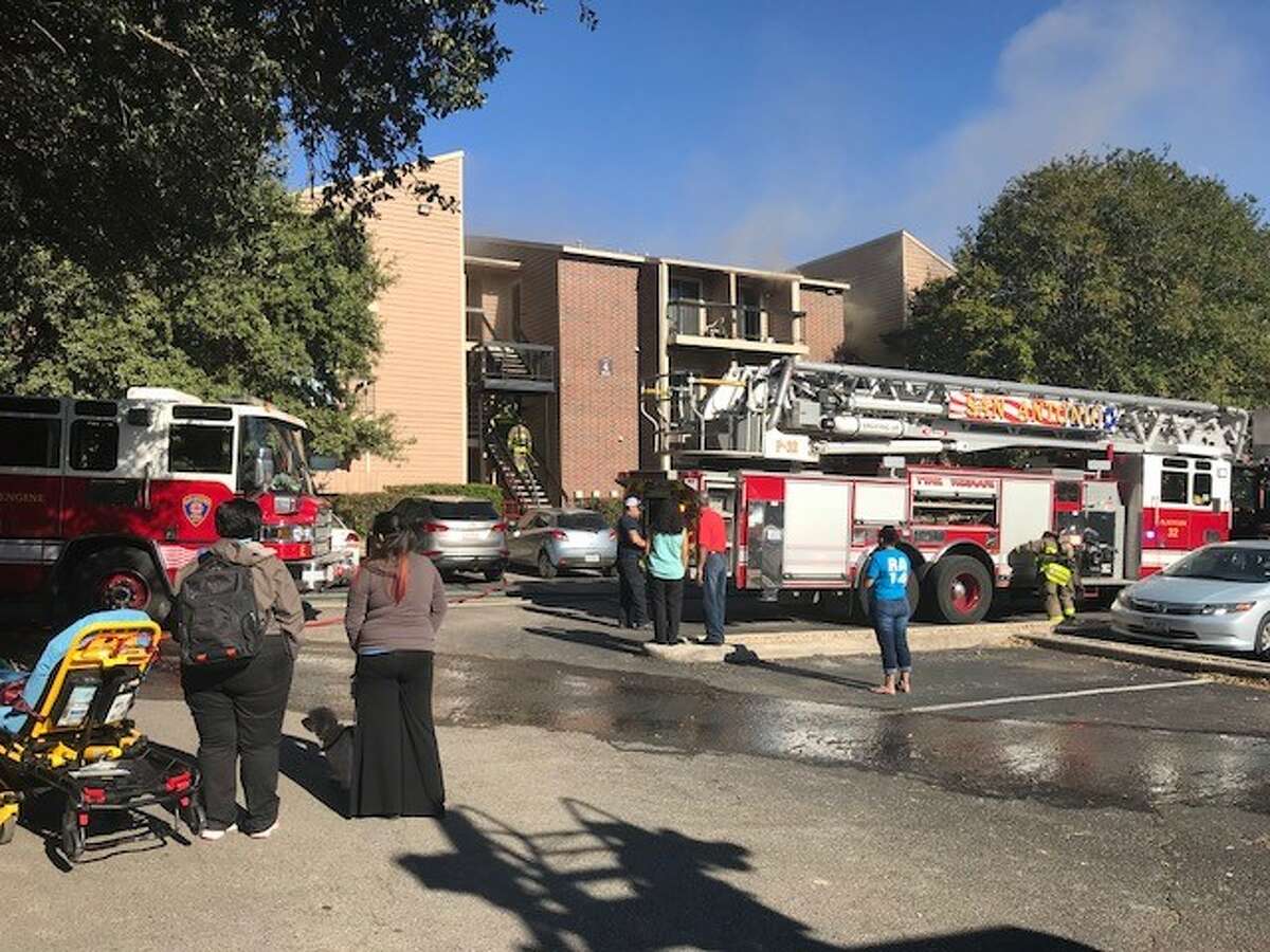 Fire sweeps through apartment complex on San Antonio’s Northwest Side