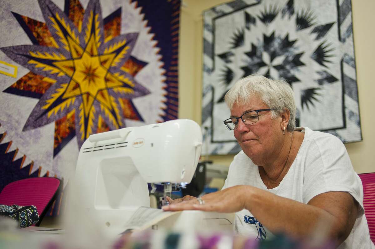 Linda Reinke of St. Charles works on a quilt during a class at Park Bench Quilt Shop on Wednesday, Oct. 11, 2017. (Katy Kildee/kkildee@mdn.net)