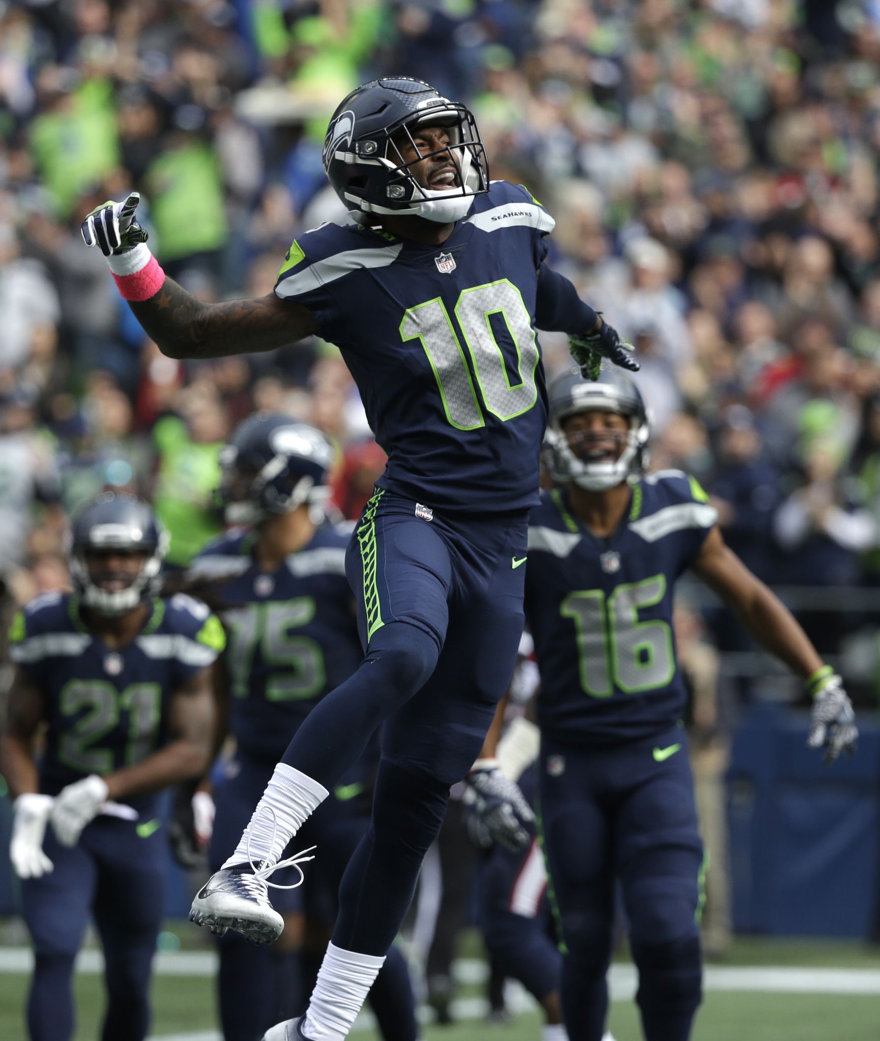 Wilson's heroics lead Seahawks to wild 41-38 win over Texans