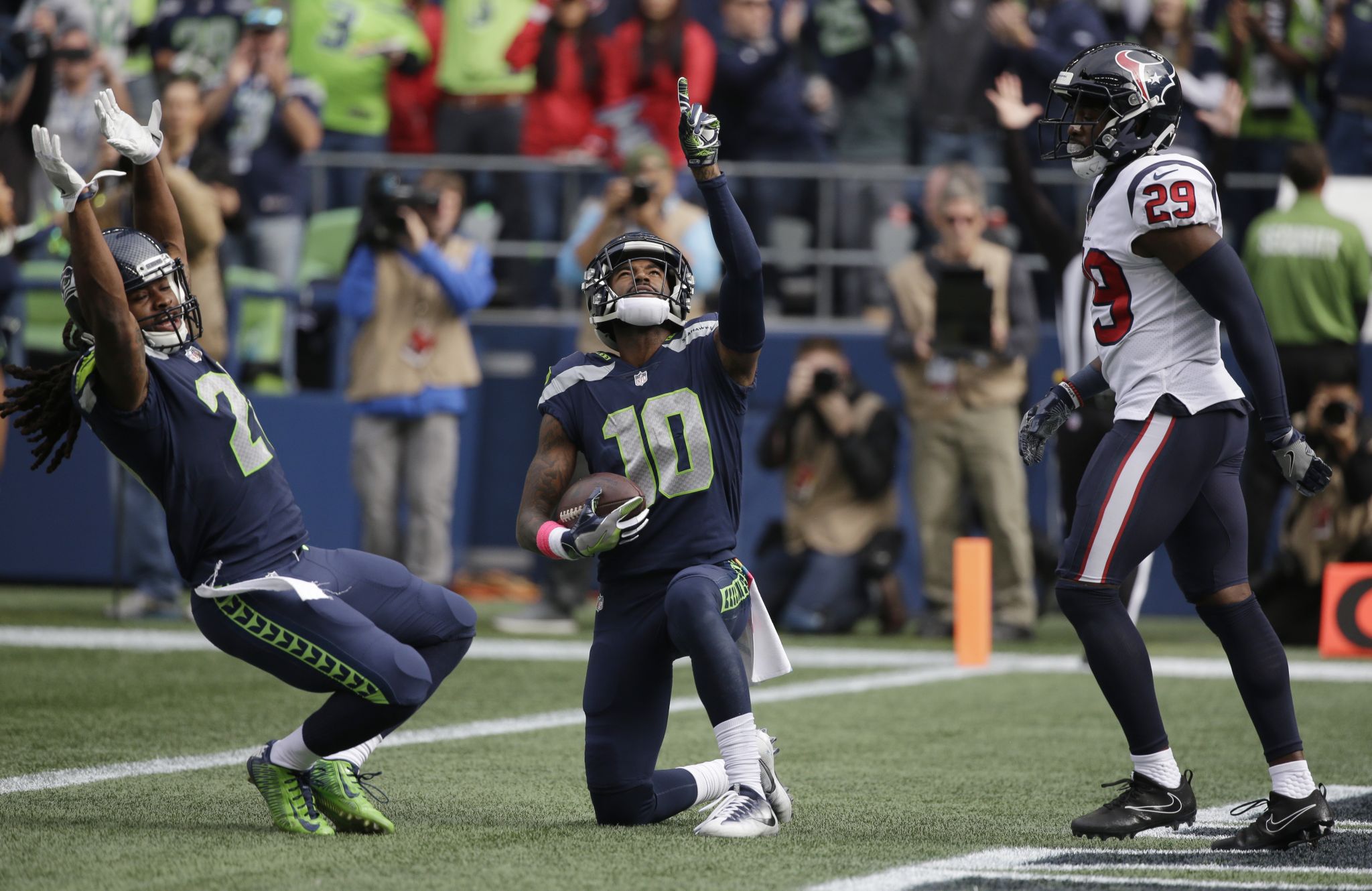 Wilson's heroics lead Seahawks to wild 41-38 win over Texans