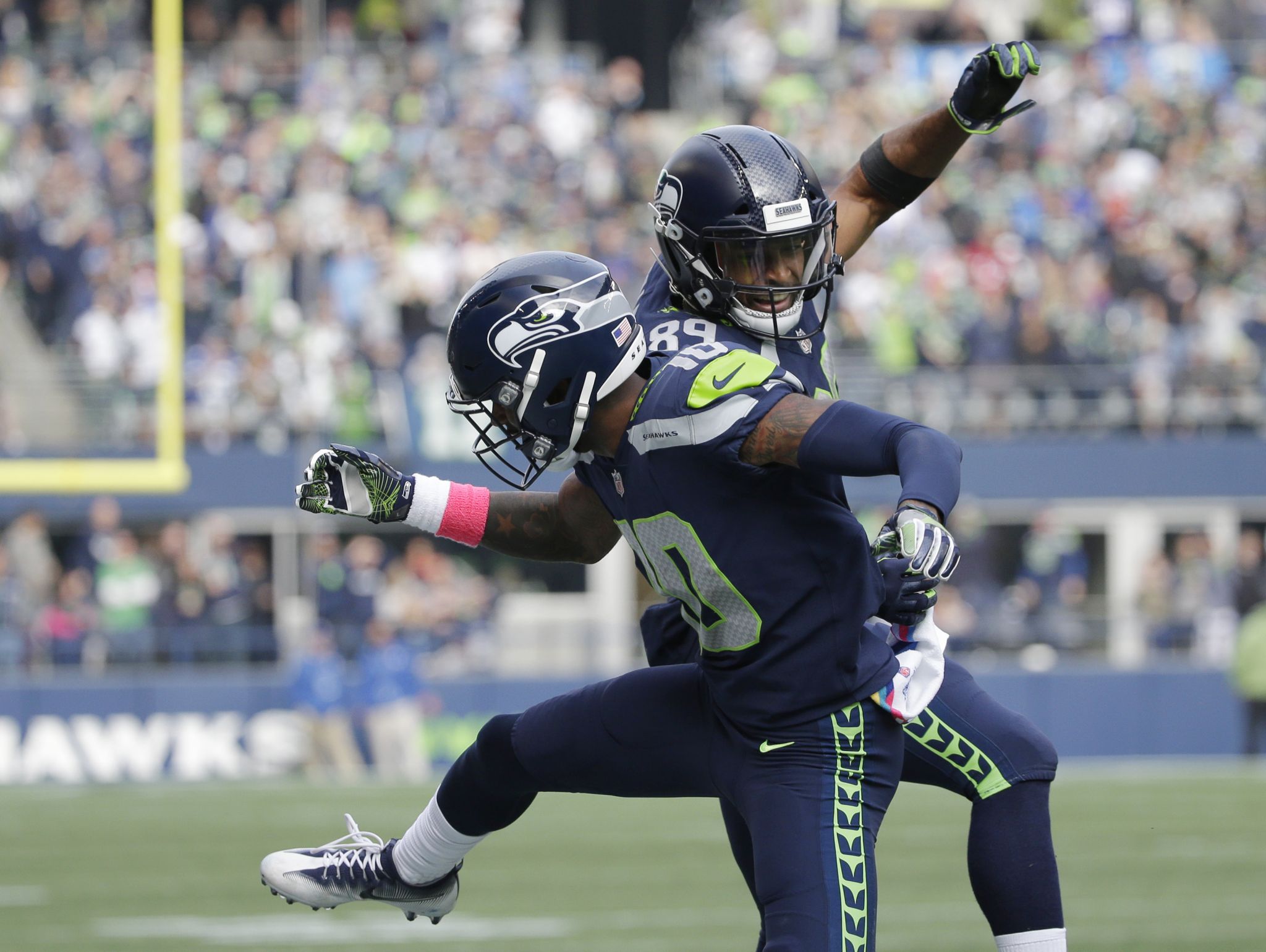 Wilson's heroics lead Seahawks to wild 41-38 win over Texans