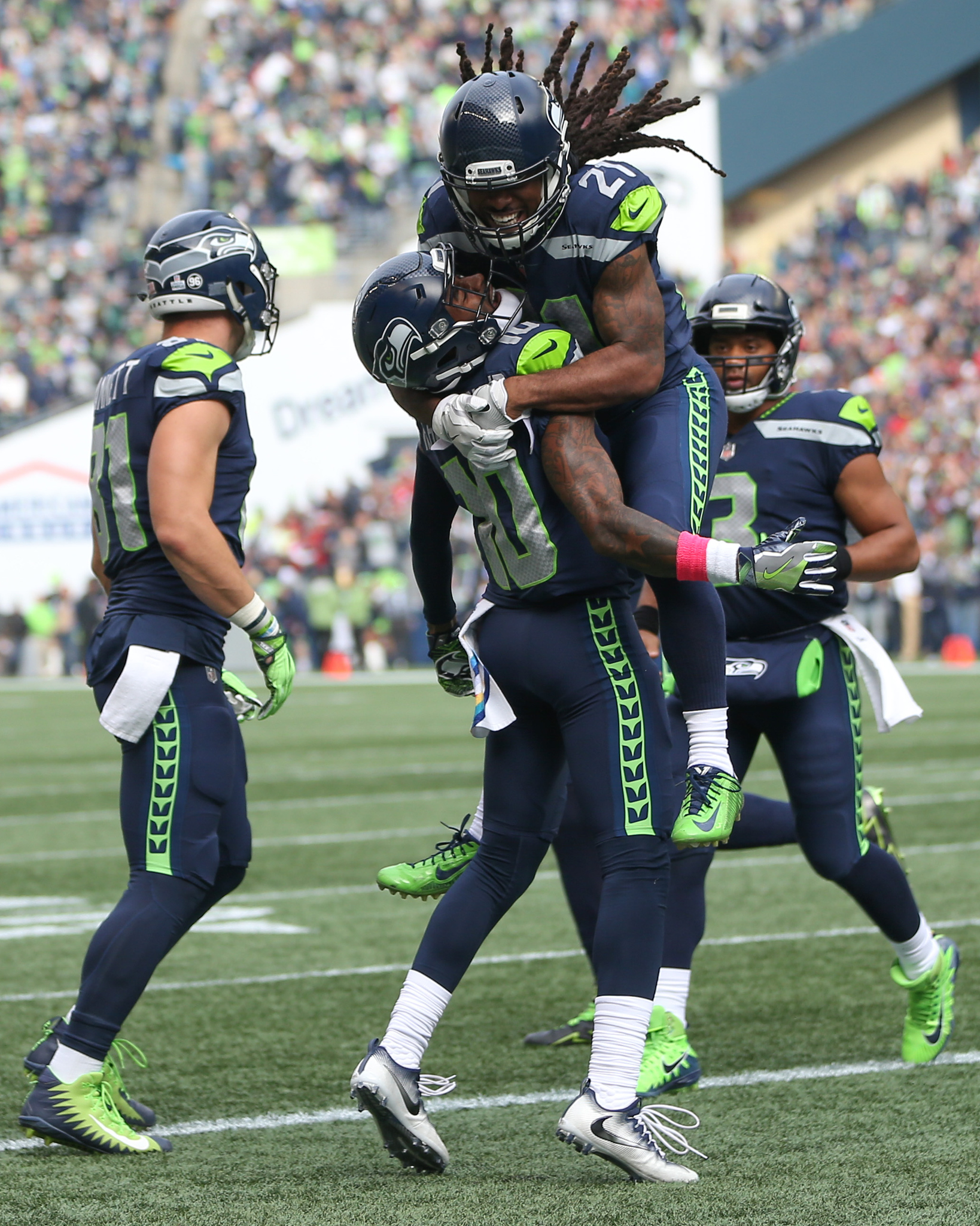 Wilson's heroics lead Seahawks to wild 41-38 win over Texans