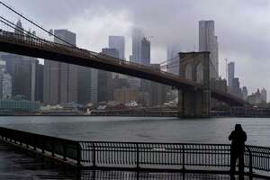 Helicopter crashes in NYC's East River, 5 passengers dead - Photo