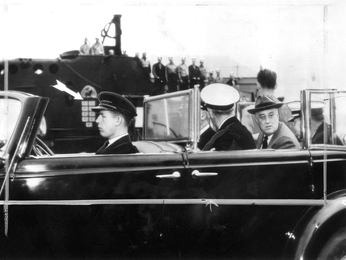 1942年9月24日，富兰克林·罗斯福总统在巴列霍的马雷岛海军基地。箭头指向潜艇指挥塔上的九个升起的星旗，这表明它击沉了日本船只的数量。美联社美国海军的电报照片，照片拍摄于1942年2月10日