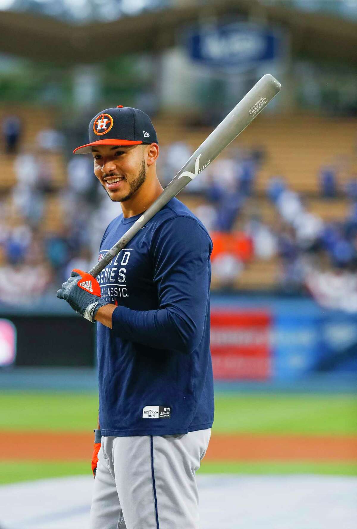 Dodgers troll Astros players during Game 6 batting practice