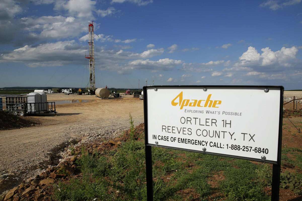 A drilling rig sits north of the Davis Mountains Friday, Sept. 16, 2016 in Balmorhea. Touted as one of the biggest oil and gas discoveries of the decade, Apache Corp.’s Alpine High development is positioned to expand quickly next year and beyond as the company strikes deals to help build pipelines to carry oil and gas from West Texas to port and refining hubs in Houston and Corpus Christi.