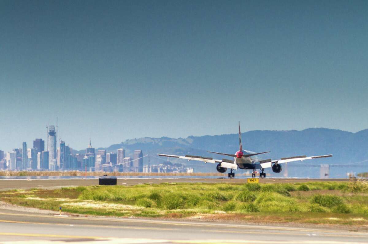 A British Airways B777 lands at Oakland Airport