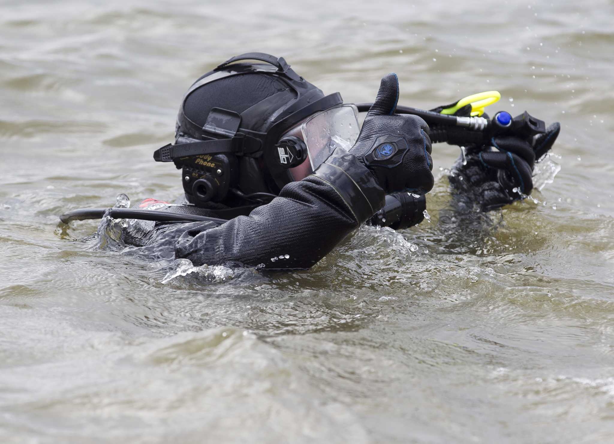 Divers search Lake Conroe for new evidence in 1998 Trotter murder case