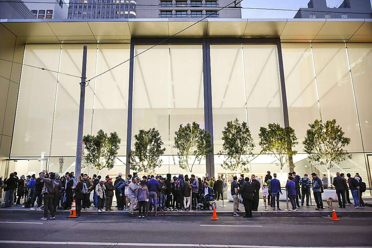Huge lines form early in Tampa as iPhone X goes on sale