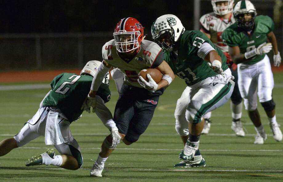 New Canaan Football Holds Off Stubborn Norwalk The Hour