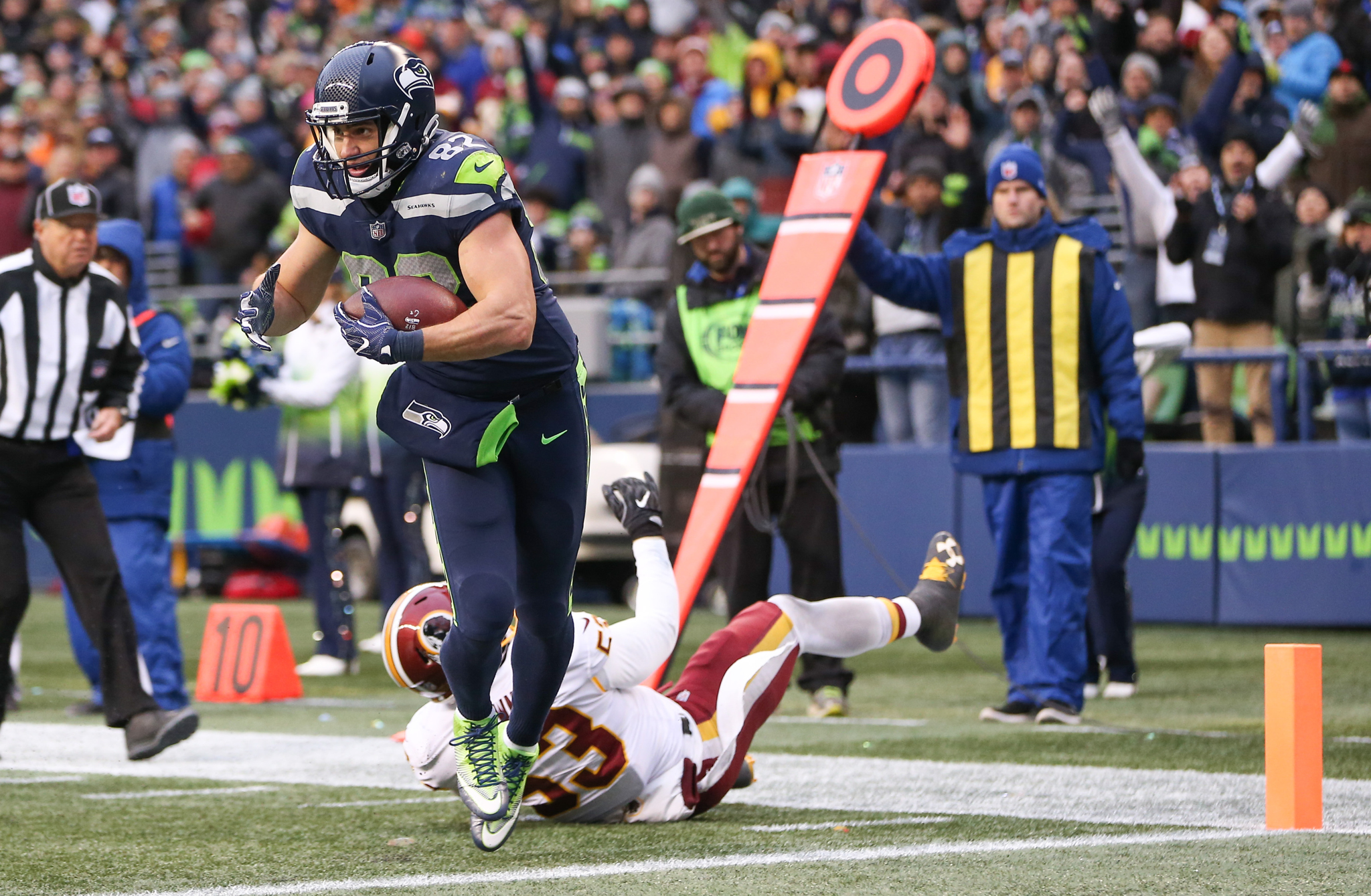 December 7, 2014: Seattle Seahawks tight end Luke Willson (82) in action  during warm-ups prior to the NFL game between the Seattle Seahawks and the  Philadelphia Eagles at Lincoln Financial Field in