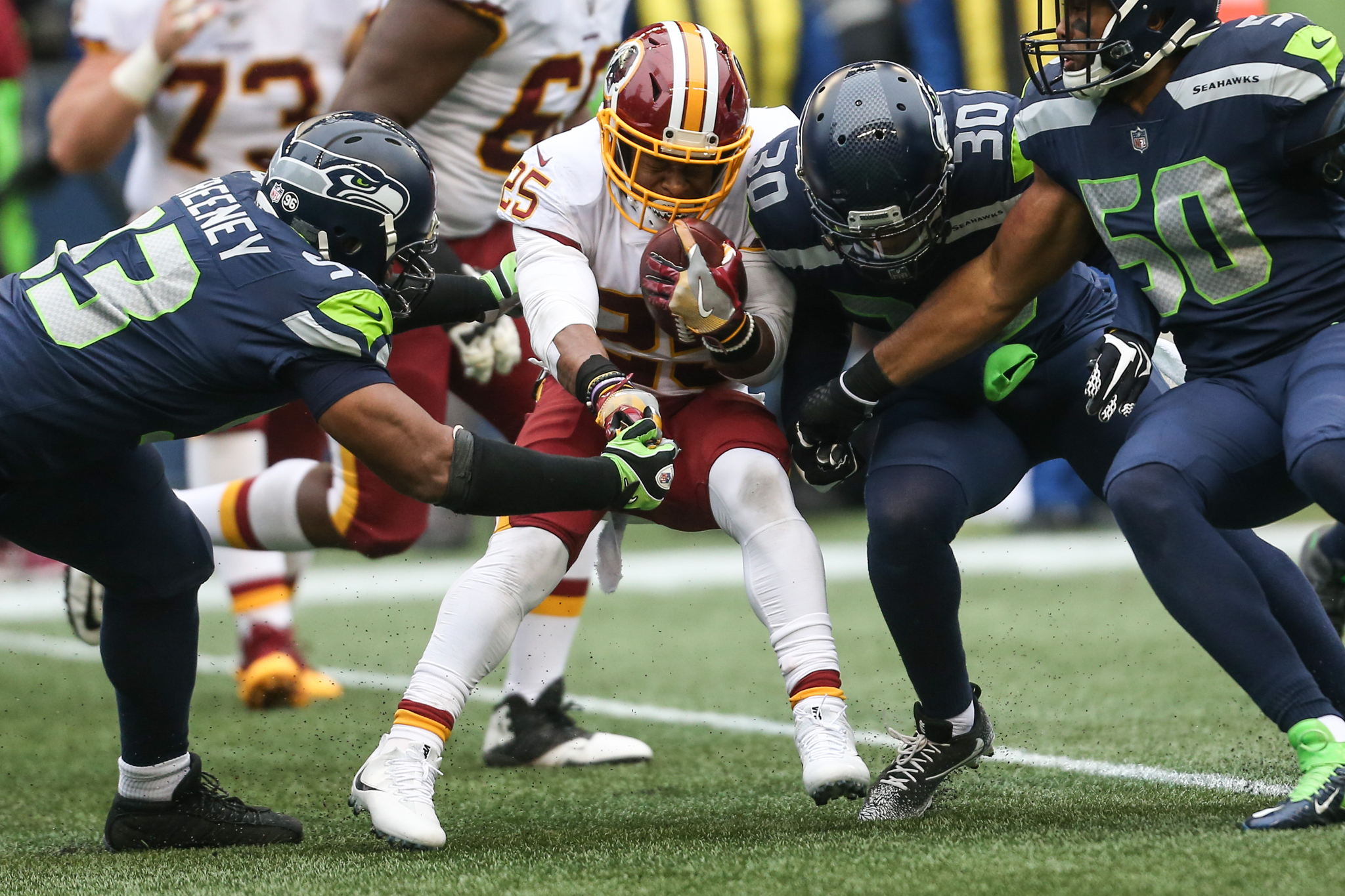 Marshawn Lynch greeted with cheers, Skittles in return to Seahawks end zone