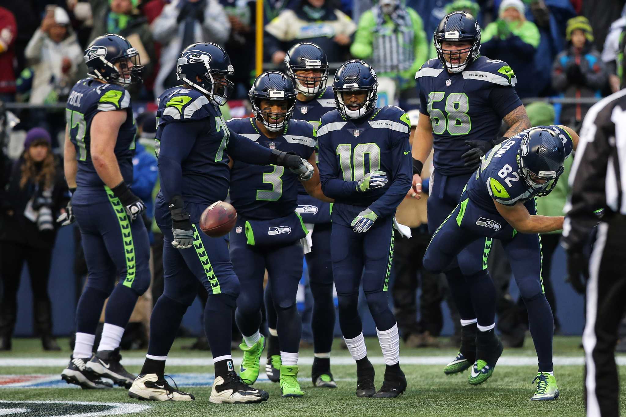 Marshawn Lynch greeted with cheers, Skittles in return to Seahawks end zone