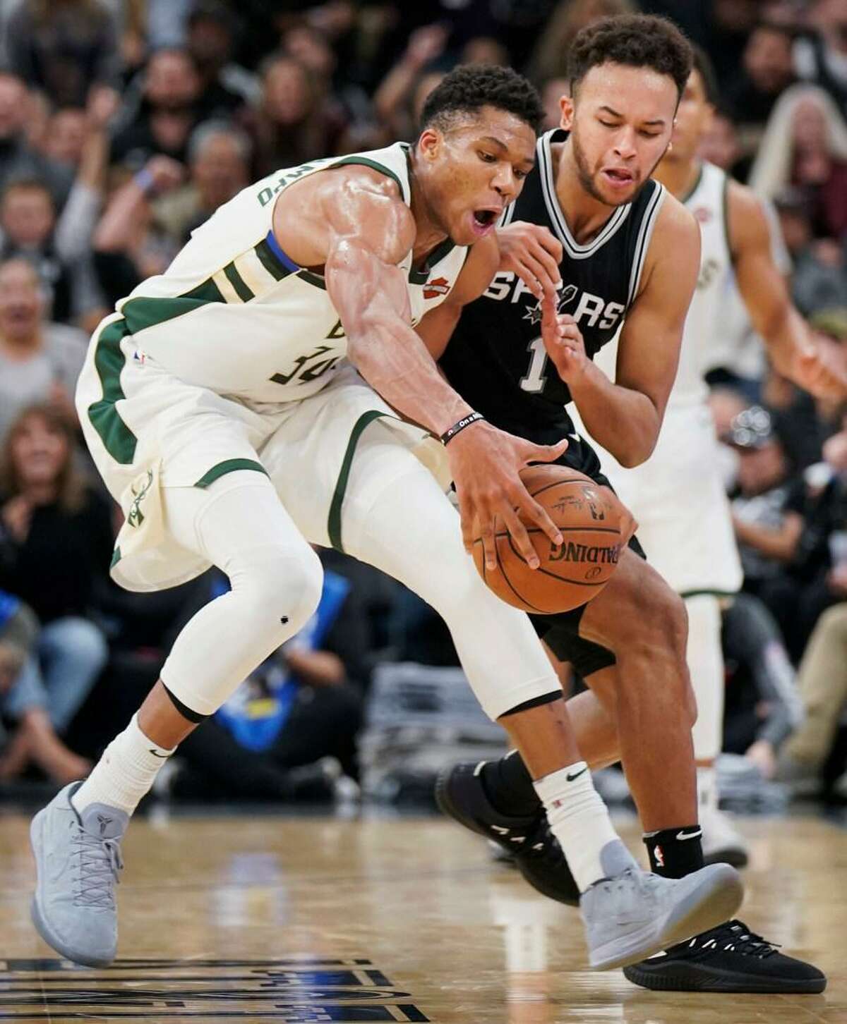 Kyle Anderson (right) tries to defend Milwaukee’s Giannis Antetokounmpo during Friday’s game.