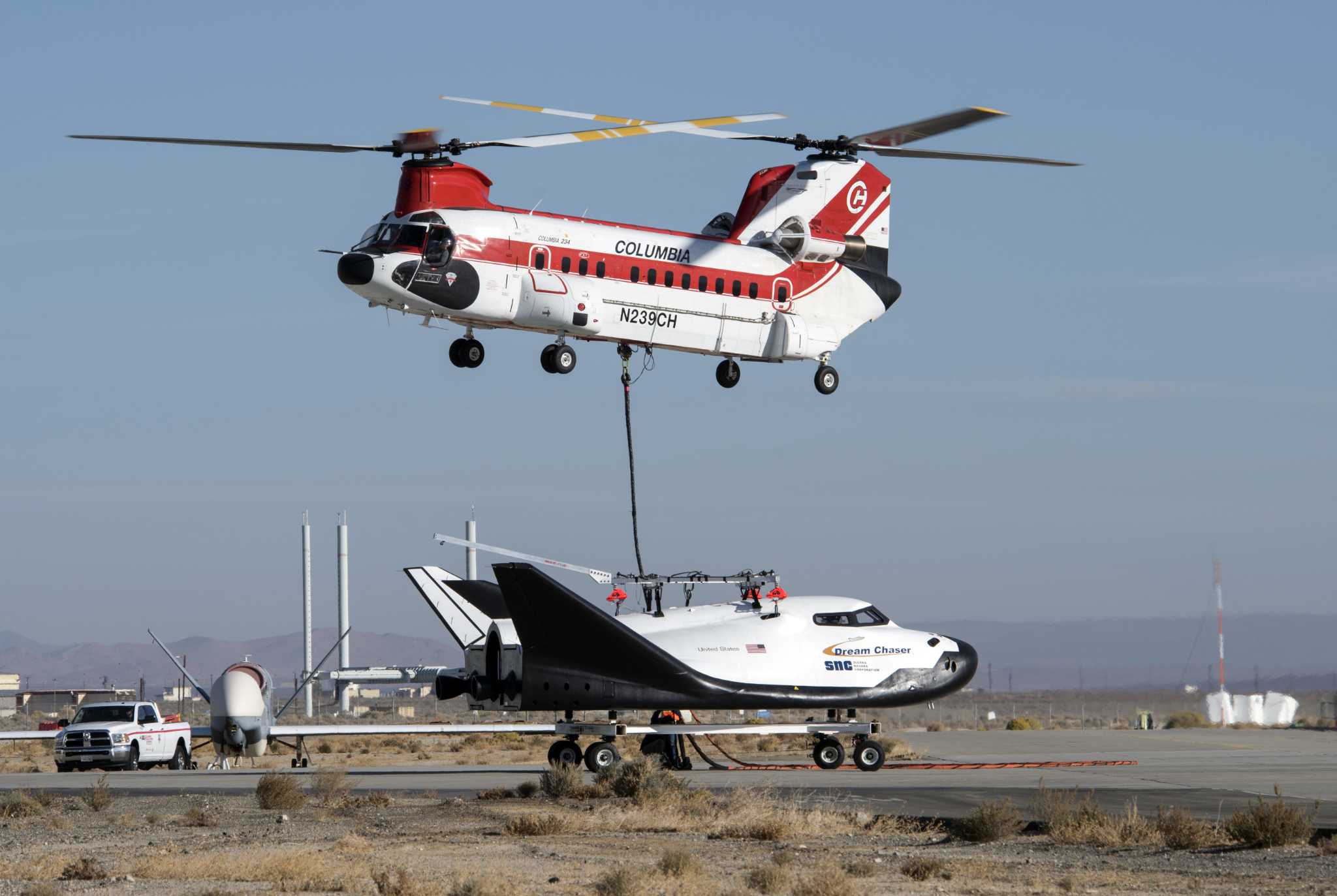 Shuttle-like Dream Chaser spacecraft makes glide test flight