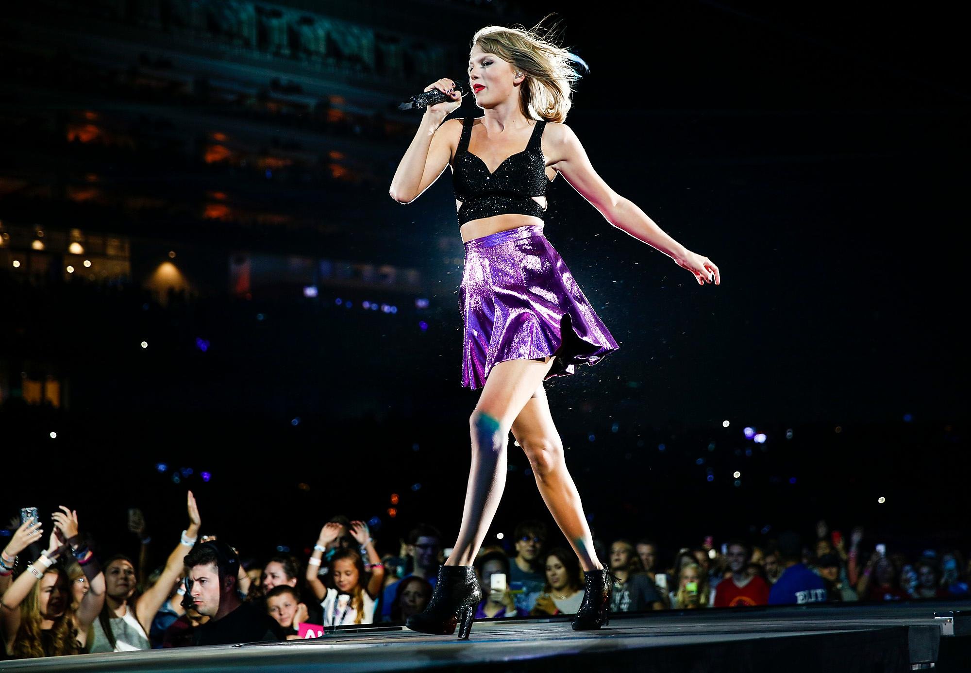 Taylor Swift announces tour dates, return to Levi’s Stadium in 2018 - SFChronicle.com2000 x 1386