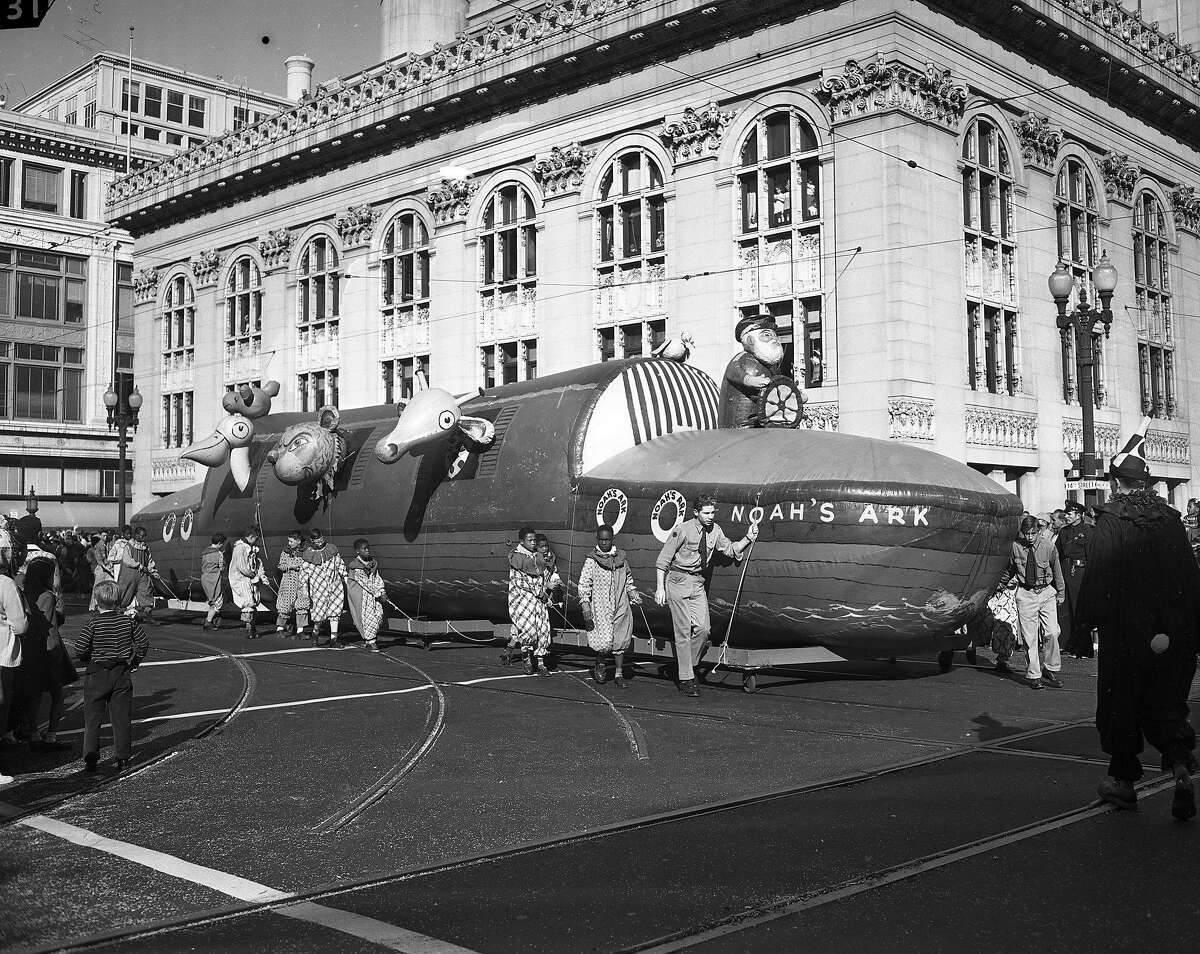 1949年12月3日，奥克兰市中心的圣诞气球游行
