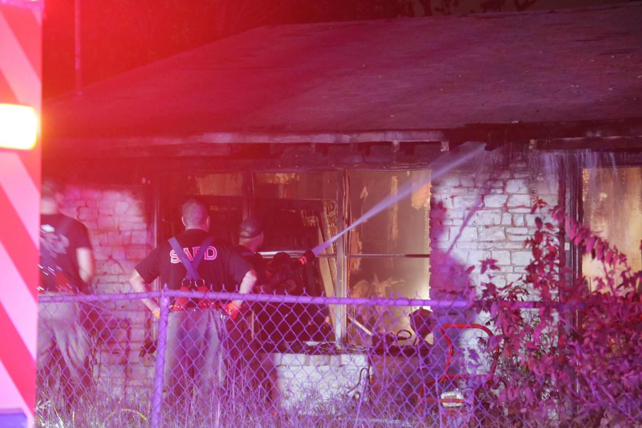 Fire crews battle fire at vacant Far West Side home