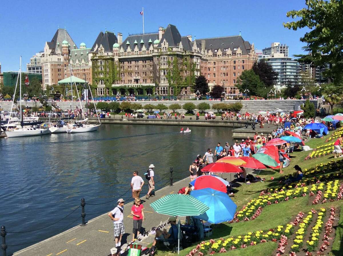 The magnificent Fairmont Empress Hotel takes center stage and is a hub of activity in Victoria’s Inner Harbour.