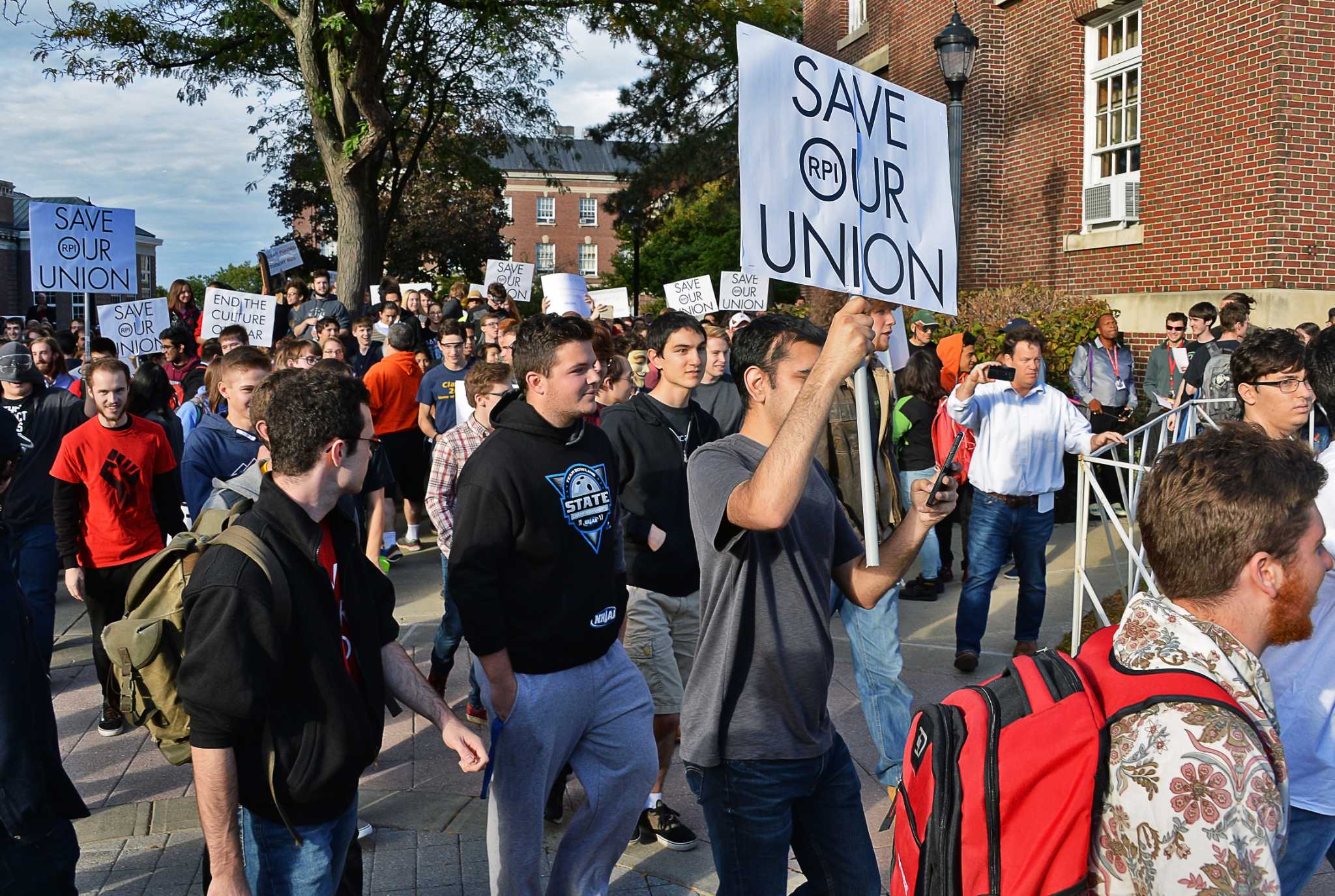 RPI alumni stop donating amid concerns over leadership, campus climate