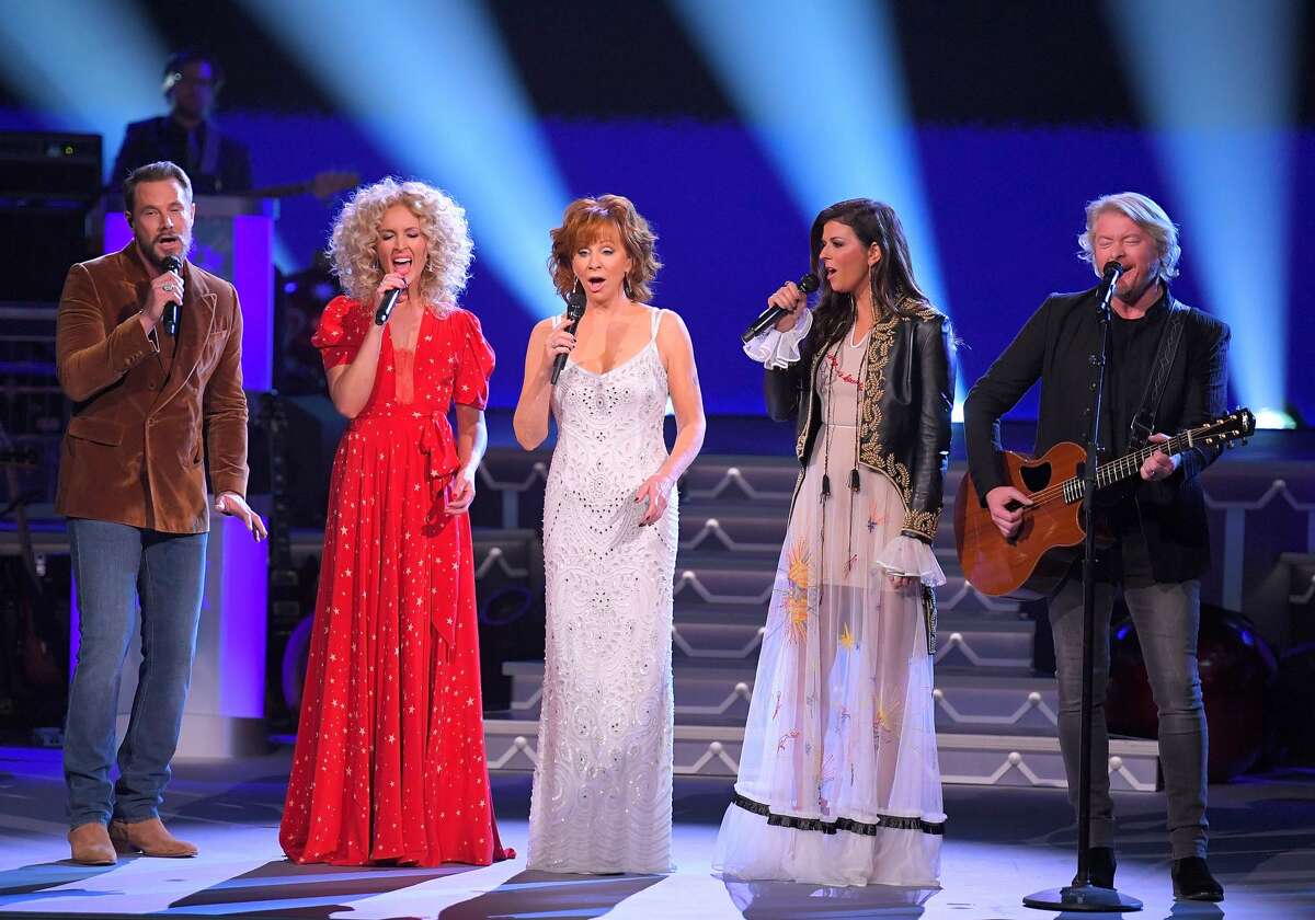 Recording artist Reba McEntire performs with (L to R) Jimi Westbrook, Kimberly Schlapman, Karen Fairchild and Philip Sweet during CMA 2017 Country Christmas at The Grand Ole Opry on November 14, 2017 in Nashville, Tennessee. (Photo by Mickey Bernal/FilmMagic)