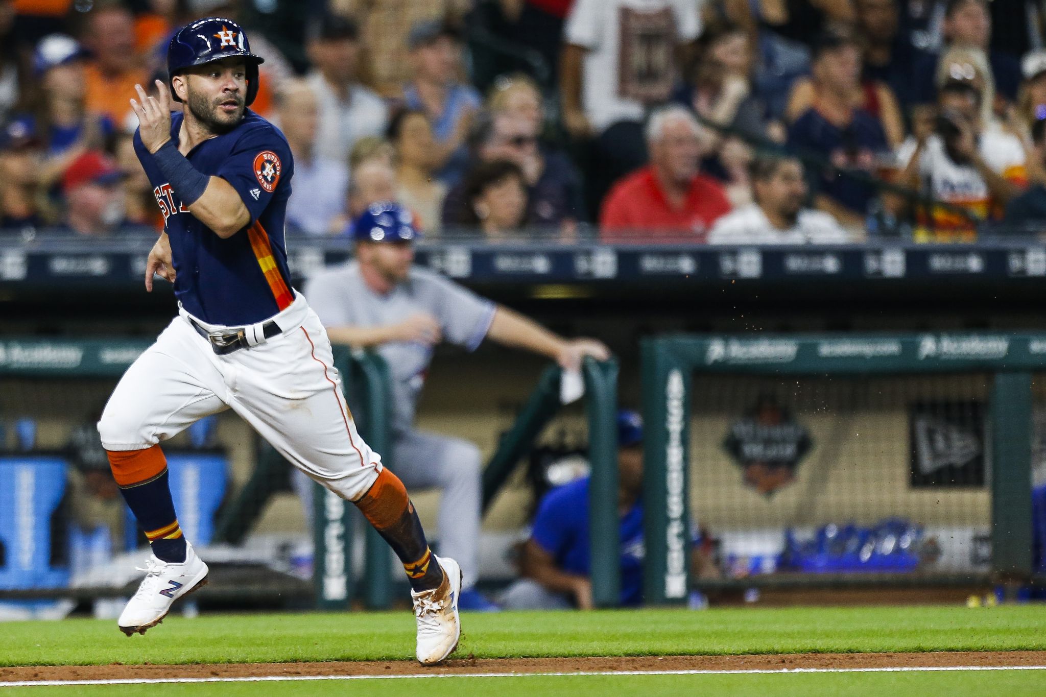 Guy who hugged Jose Altuve during ALCS Game 2 finally gets selfie