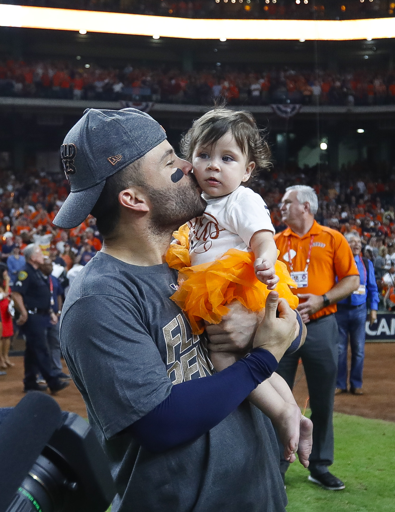 Astros' Marwin Gonzalez goes from Game 1 to wife's side for birth