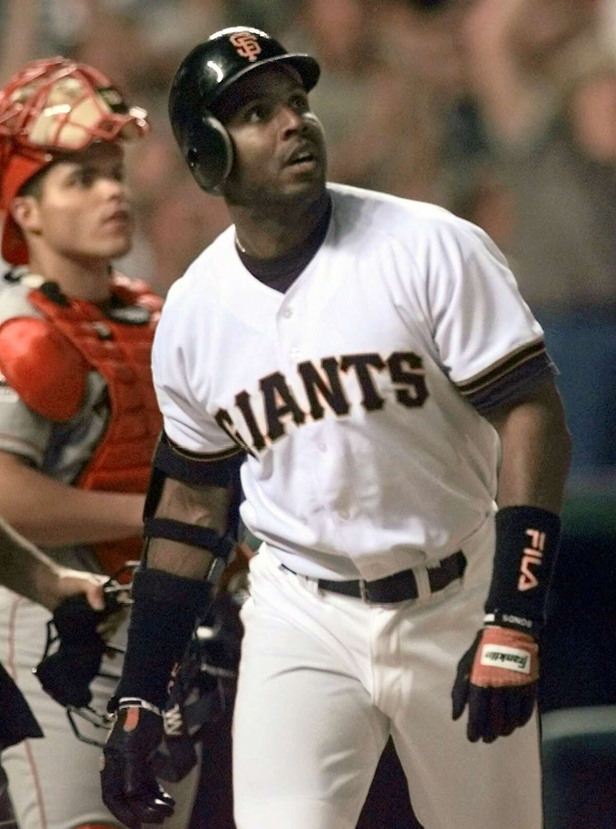 San Francisco Giants' Barry Bonds, #25, points to the sky after