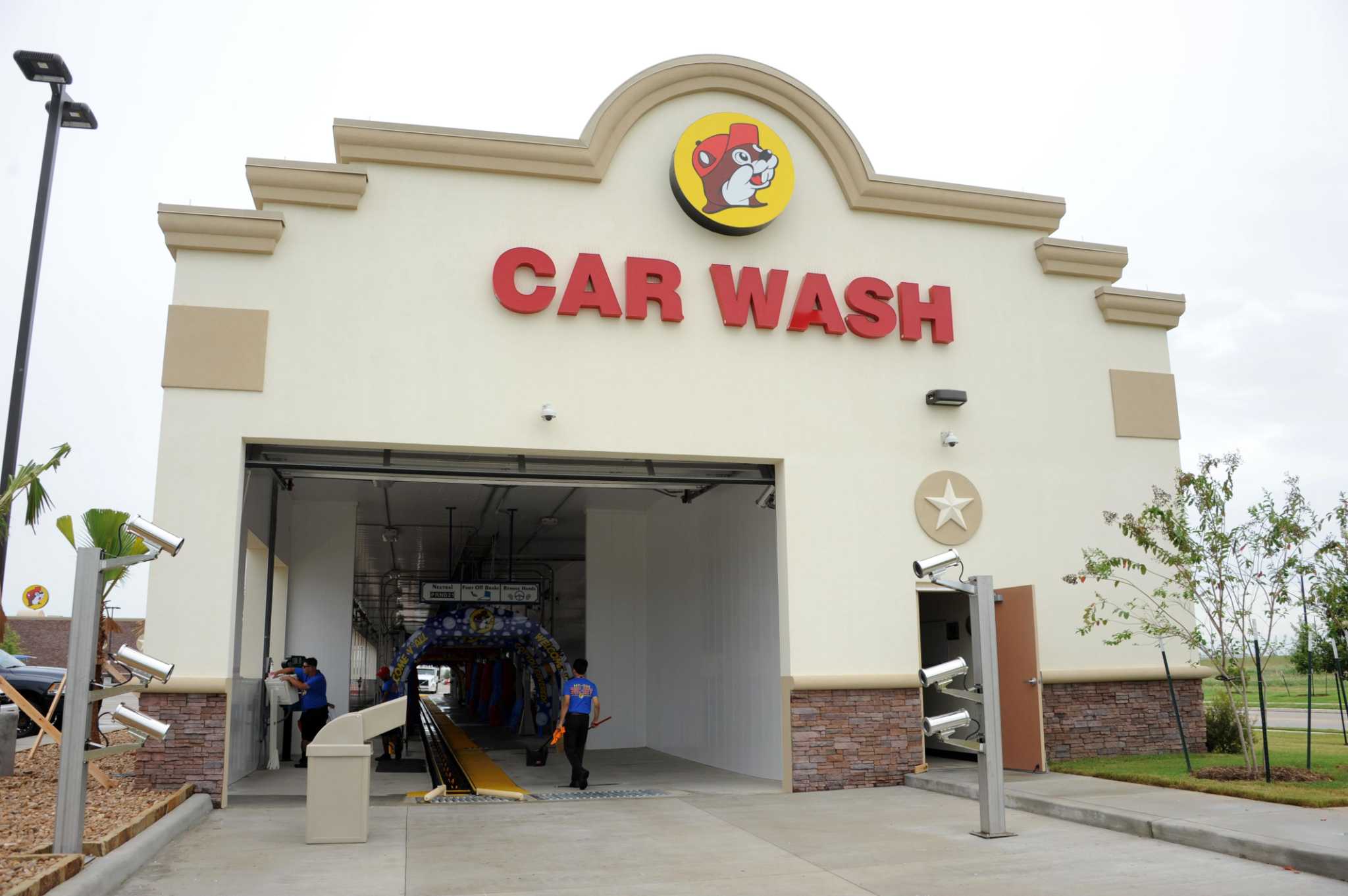 Guinness says Buc-ee's car wash in Katy is world's longest