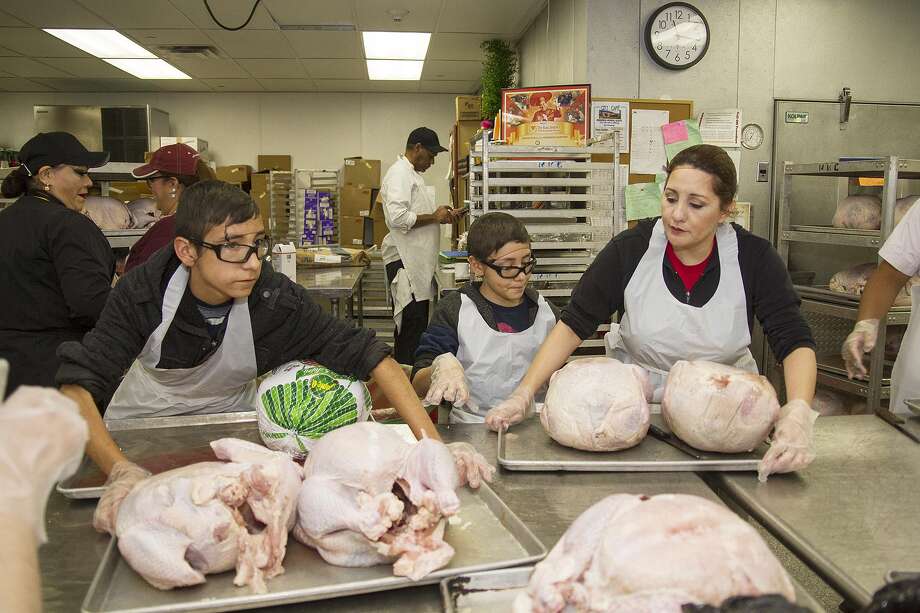 Raul jimenez thanksgiving dinner volunteer