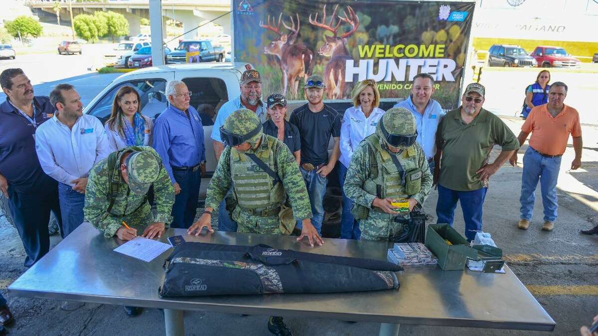 Elementos del Ejército Mexicano revisan las armas y documentación que presentaron los cazadores para ingresar a México, el viernes, en las instalaciones del Centro de Internación e Importación Temporal de Vehículos (CIITEV).