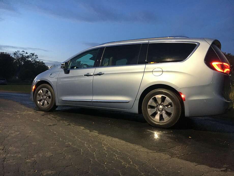Owners Of Chrysler S Newest Minivan Say Engines Suddenly Shut Off More Than 50 Chrysler Pacifica Owners Have Filed Complaints With Federal Safety Regulators About Their Vehicles