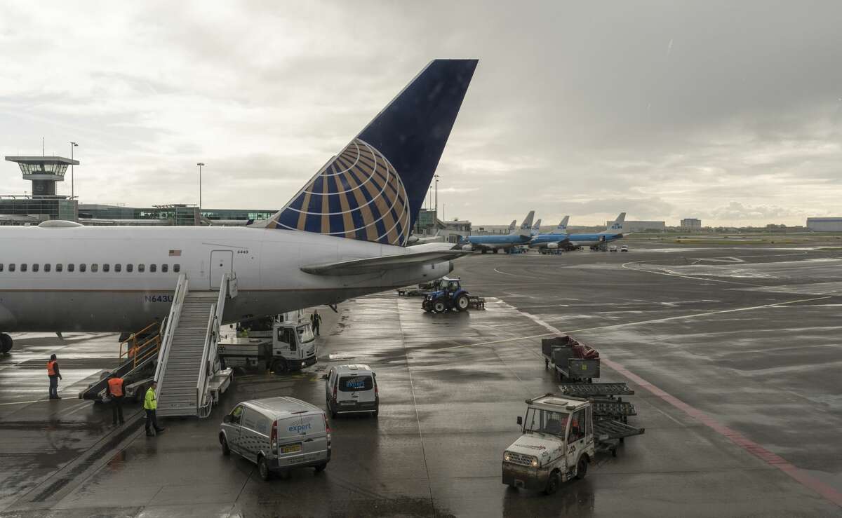 United pays passenger $10,000 to get off plane - March 22 A woman said that United paid her $10,000 to get off of an overbooked flight. She stated that United didn't want to give her cash, so they gave her $10,000 in travel credit. FULL STORY