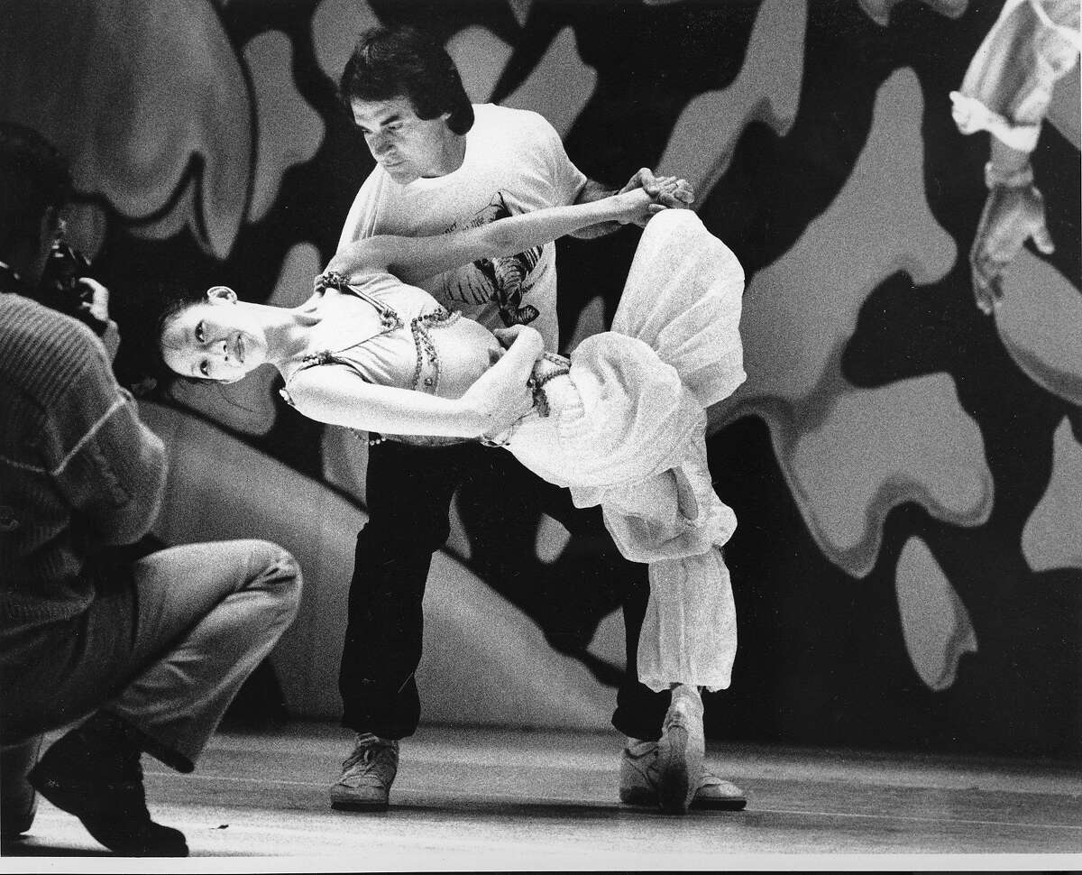 1990年12月15日，在全明星之夜，奥克兰运动家的棒球运动员将在奥克兰芭蕾舞团的《胡桃夹子》中表演。图为他们正在排练