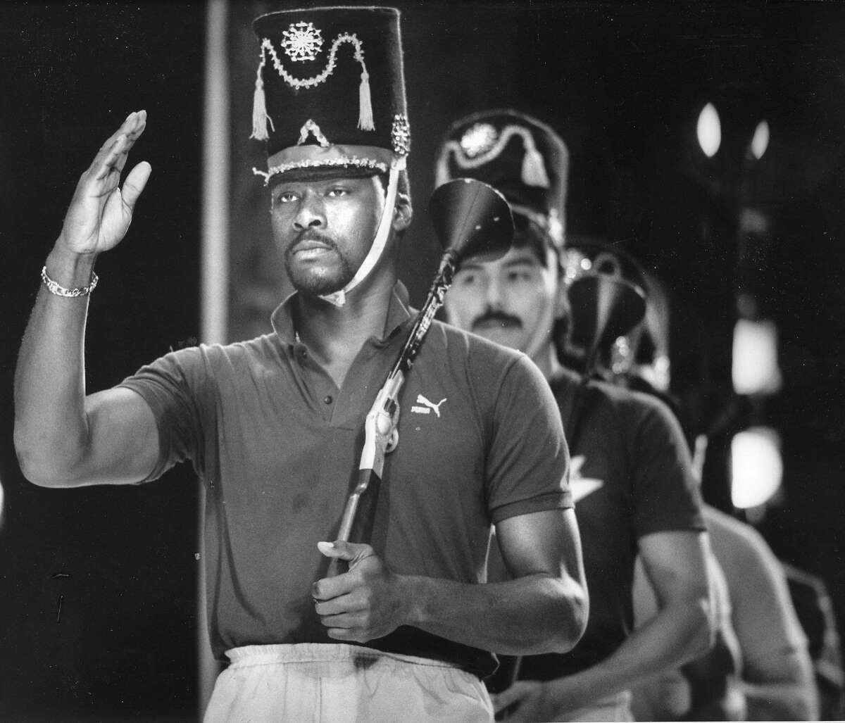 1987年12月16日，在全明星之夜，奥克兰运动家队的棒球运动员将在奥克兰芭蕾舞团的《胡桃夹子》中表演。图为他们正在排练。这里是戴夫·斯图尔特，后面是里奇·罗德里格斯和其他奥克兰运动家队正在游行