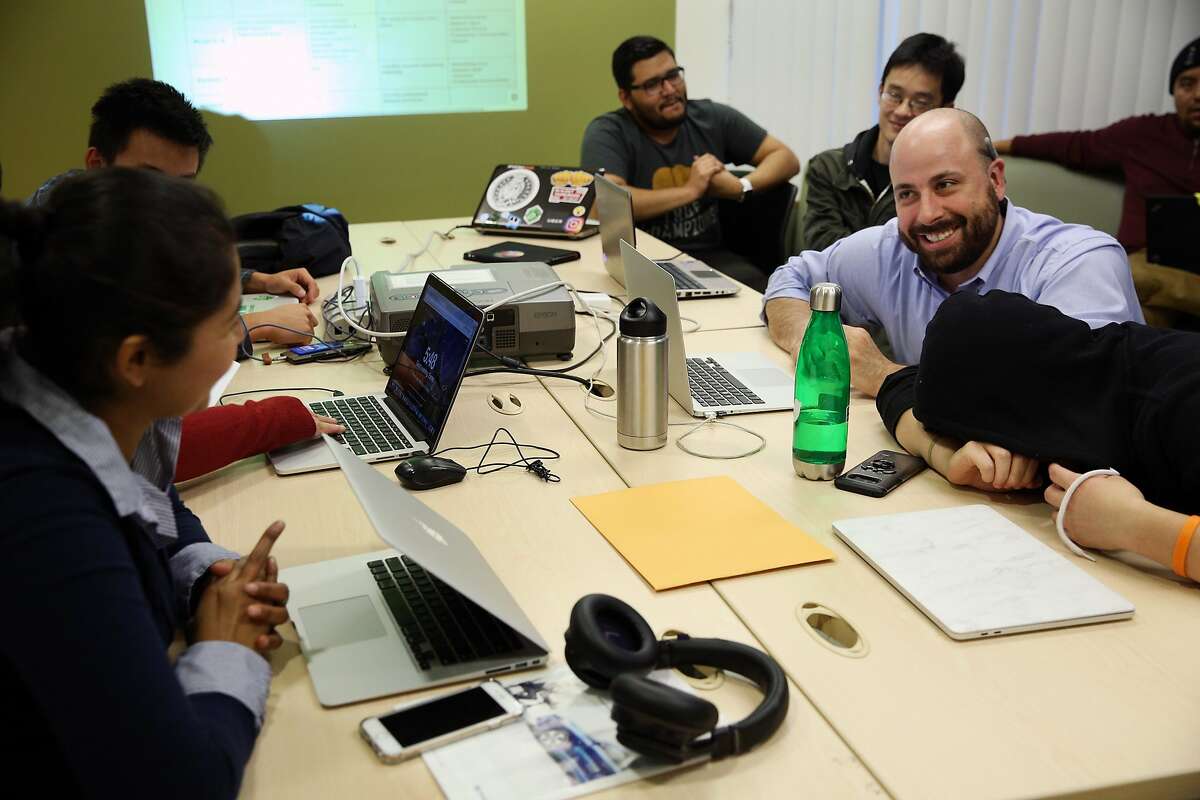 Caleb Jonas teaches his class on Thursday, Nov. 2, 2017, in San Francisco, Calif. The nonprofit Samaschool is helping job seekers learn about gig economy work.