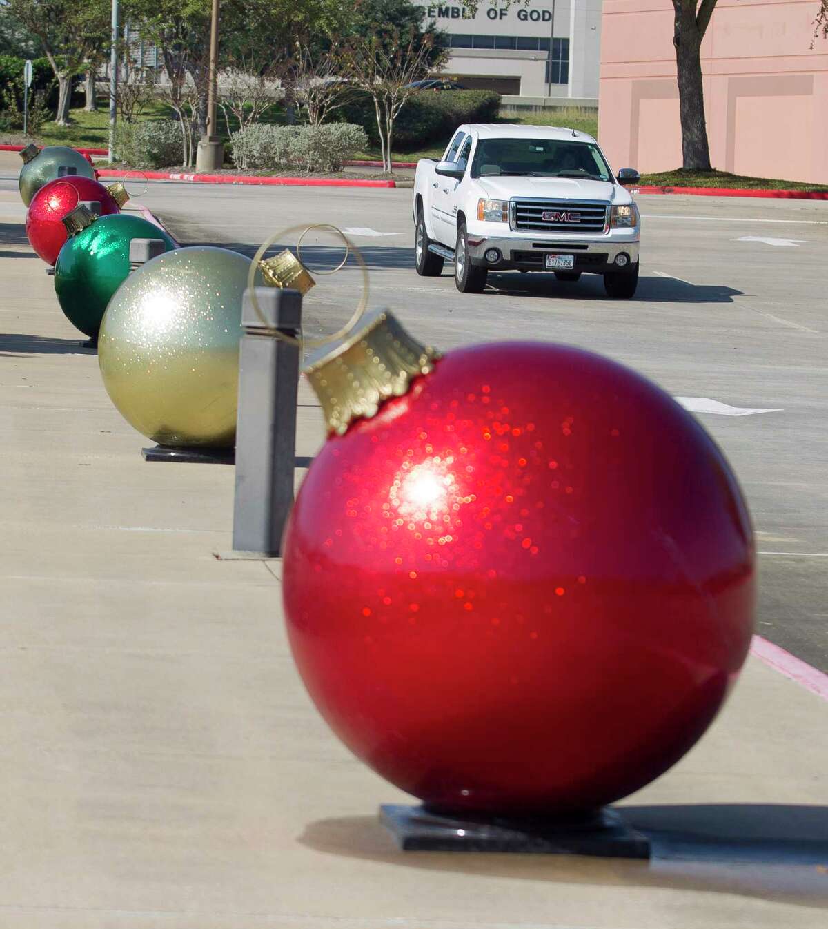 Patrons drive through the Conroe Outlet Mall before Thanksgiving, Wednesday, Nov. 22, 2017, in Conroe.